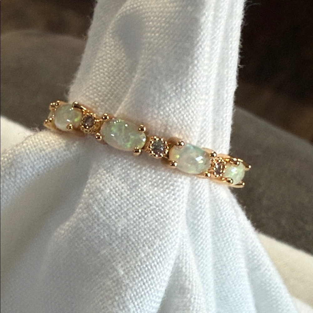 Elegant Vintage Gold Opal Women's Ring. Size 9